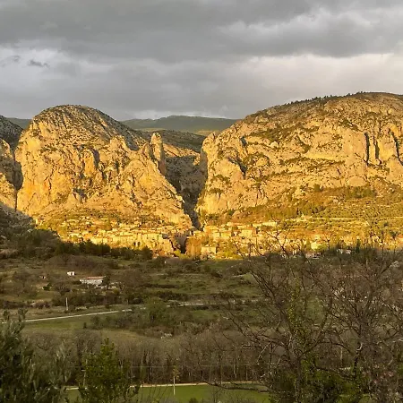 Visto 빌라 무스티에생마리